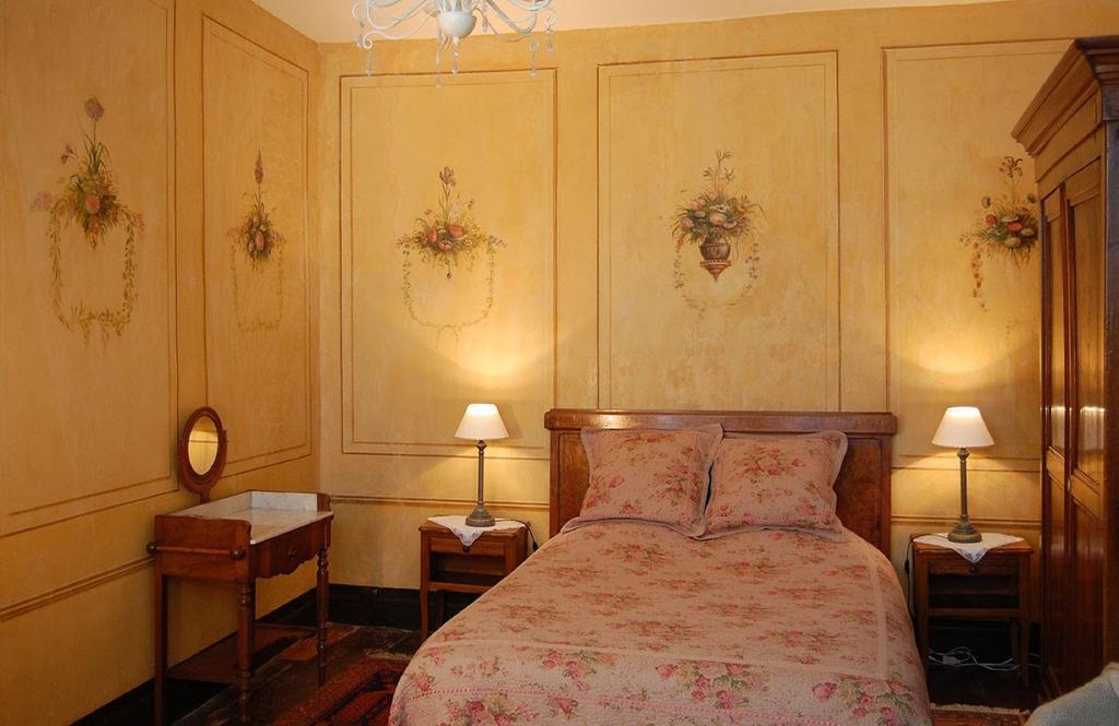 Jardins Secrets Bed & Breakfast อองกูแลม ภายนอก รูปภาพ